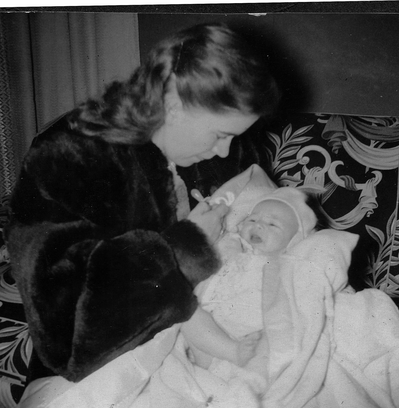 1954-12-00, 001, Linda, Mom