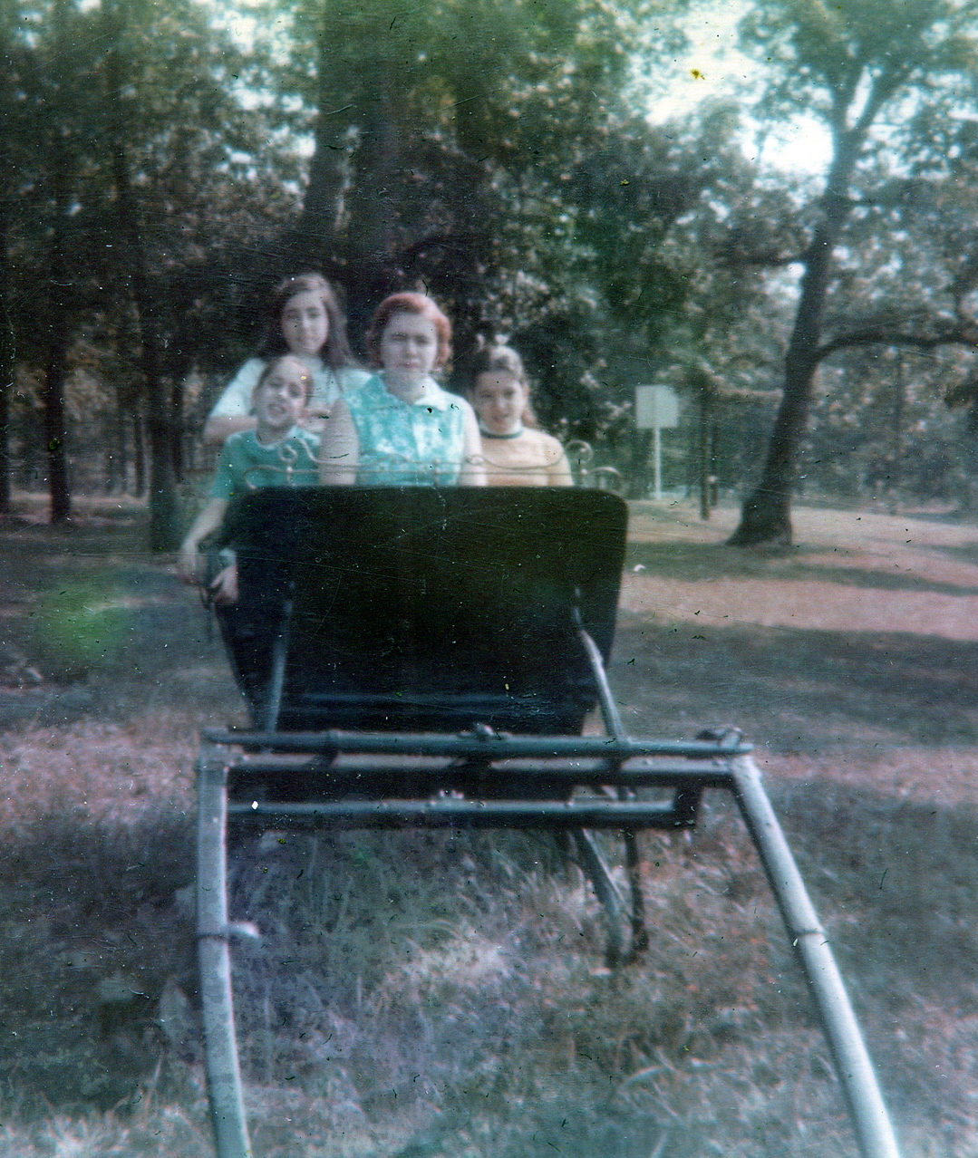 1970-08-00, 021, Mom, Linda, Karen, Nancy