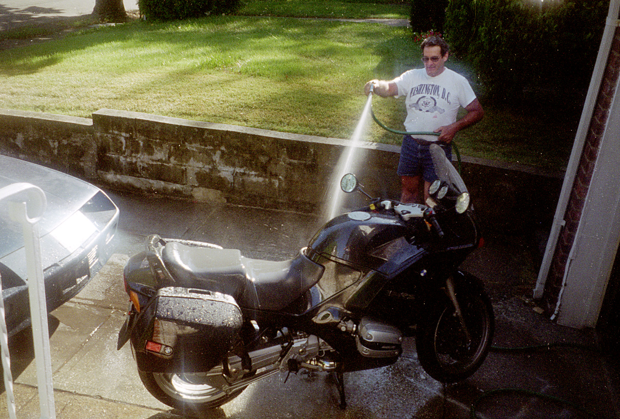 1995-08-01, 002, Gerry Cleaning Bike