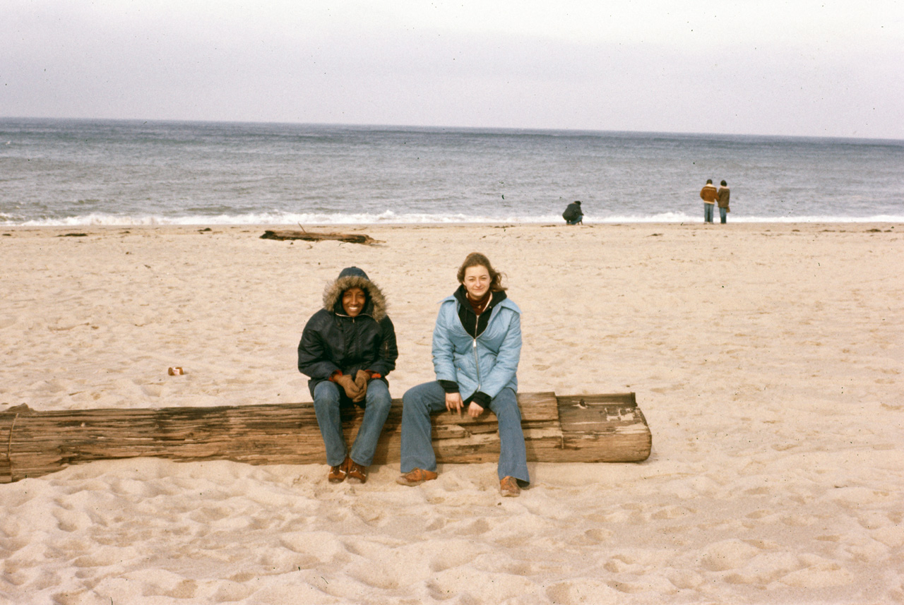 1977-11-24, 020, Georgia & Diana, Cape Cod, MA