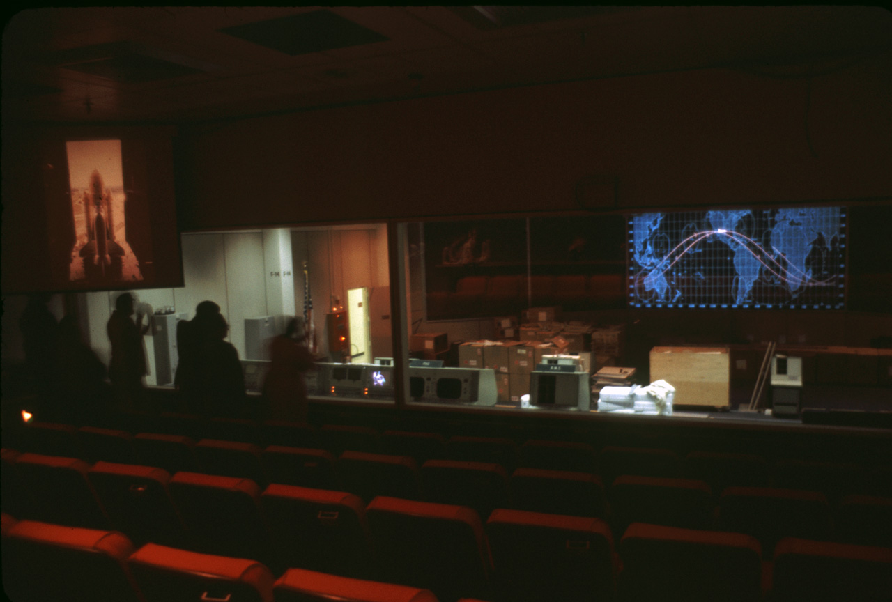 1982-12-01, 029, Command Center, NASA, Texas